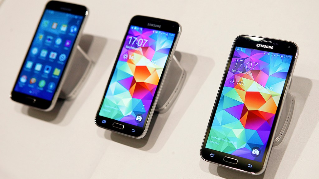 Novo Samsung Galaxy S5 em exposição durante o Mobile World Congress em Barcelona