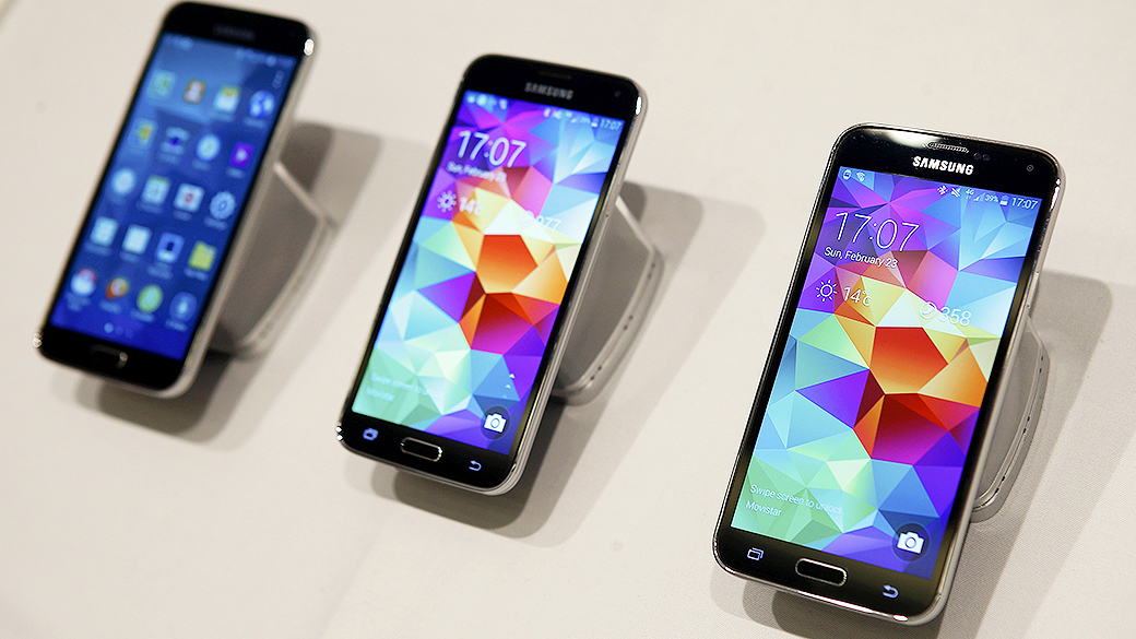 Novo Samsung Galaxy S5 em exposição durante o Mobile World Congress em Barcelona