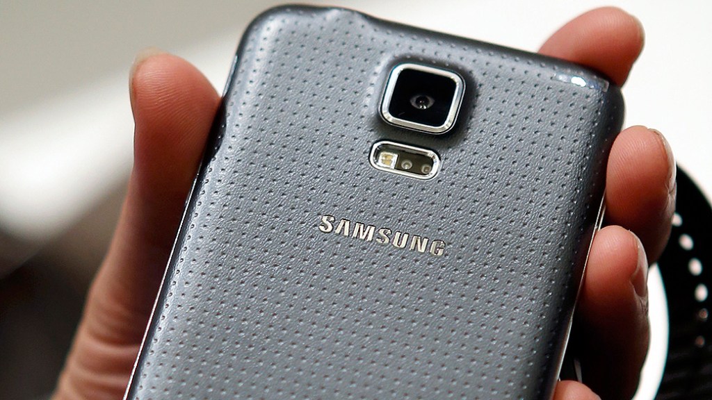 Galaxy S5: smartphone enfrenta críticas desde o lançamento por oferecer acabamento em plástico