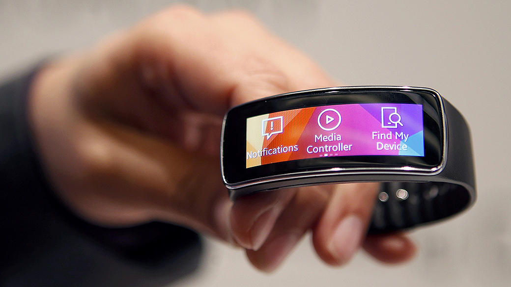 Depois da pulseira Gear Fit (foto) e do relógio Gear 2, Samsung pode lançar óculos inteligente