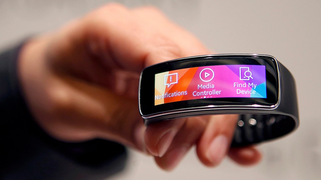 Depois da pulseira Gear Fit (foto) e do relógio Gear 2, Samsung pode lançar óculos inteligente