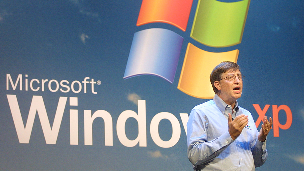 Bill Gates, presidente da Microsoft, durante o lançamento do sistema operacional Windows XP, em Nova York