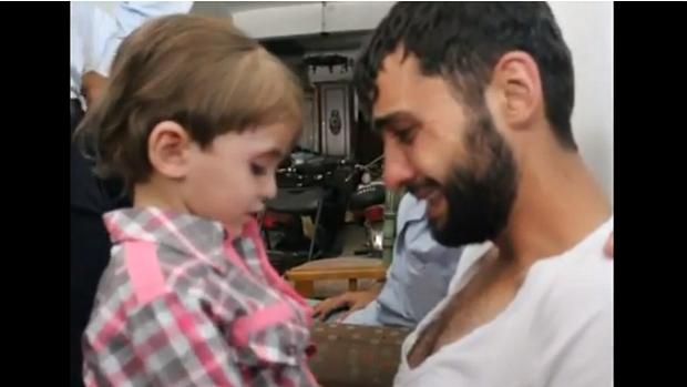 Em vídeo, pai reencontra filho que acreditava ter sido morto em ataque na Síria