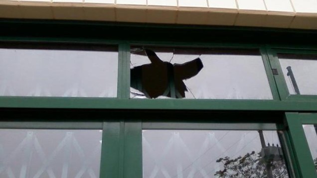 Entre os problemas que Isadora cita no "Diário de Classe", está o vidro quebrado: "Essa janela fica bem na frente da escola e eles não têm vergonha de mostrar"
