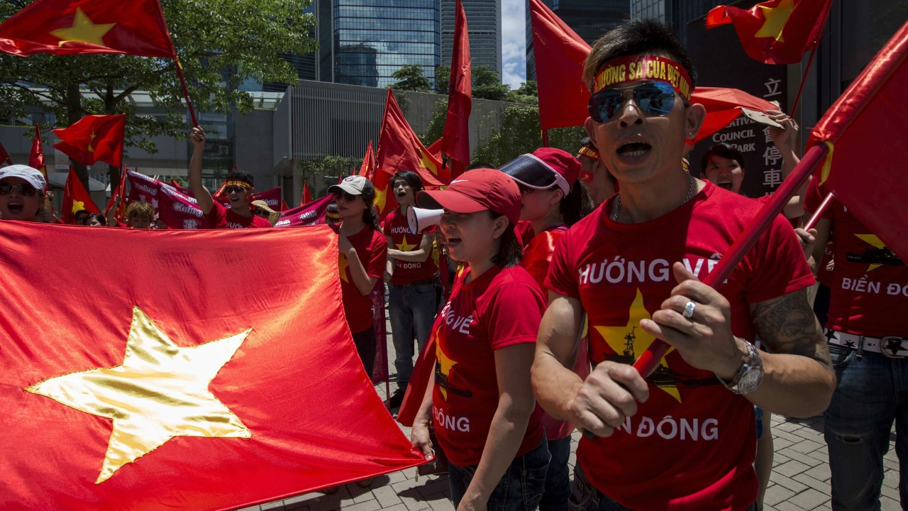 Vietnamitas residentes em Hong Kong protestam contra naufrágio de navio pesqueiro em águas disputadas com o governo chinês