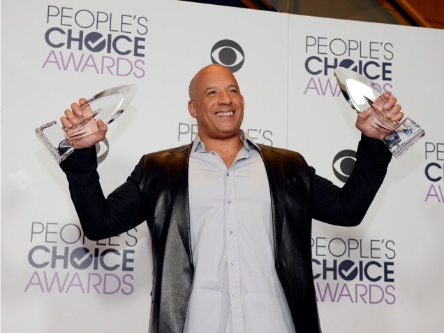 Vin Diesel exibe prêmios de melhor filme e melhor filme de ação para Velozes e Furiosos 7, no People’s Choice Awards 2016