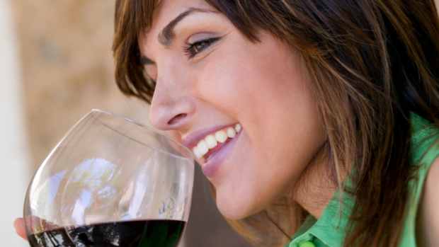Bebida alcoólica: segundo estudo, mulheres que consomem o equivalente a entre meia taça e uma taça e meia de vinho ao dia têm menos chances de terem um AVC