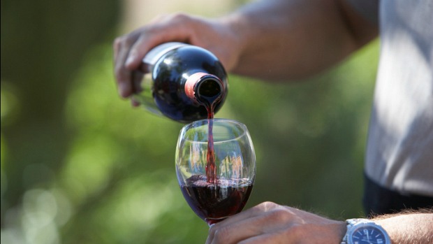Os polifenóis presentes no vinho tinto ajudam a reduzir a pressão arterial