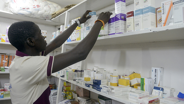 Um farmacêutico procura por medicamentos em uma farmácia da cidade de Lagos, na Nigéria. O país declarou alerta contra a propagação do Ebola, um dia após a primeira morte pelo vírus ser confirmada na região 