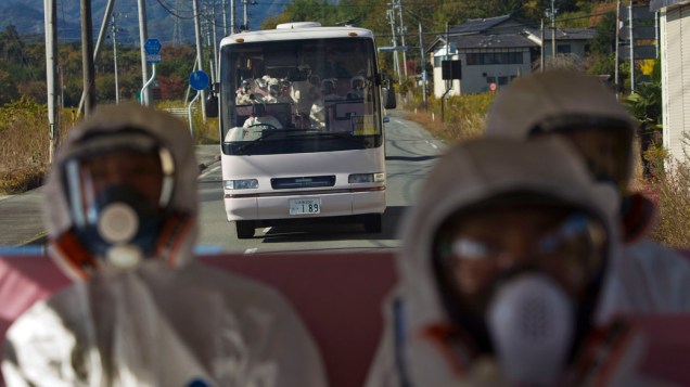 Ônibus levam jornalistas até a usina nuclear de Fukushima, no Japão. A visita foi a primeira vez em que a imprensa é autorizada a entrar no local, após os desastres de Março de 2011