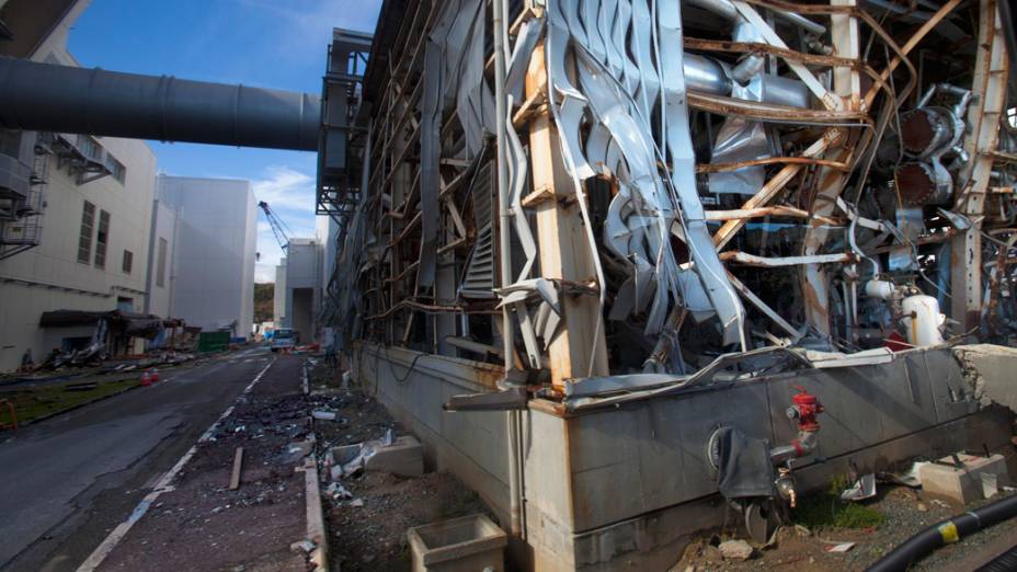 Prédio destruído dentro do complexo da usina nuclear de Fukushima, no Japão