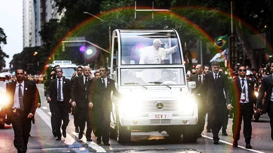 Papa Francisco acena para fiéis durante visita ao Rio de Janeiro