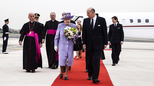 A rainha Elizabeth II da Inglaterra chega no Vaticano para uma visita ao papa Francisco, nesta quinta-feira (03)