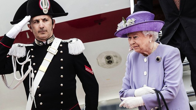 A rainha Elizabeth II foi recebida por guardas de honra em sua chegada à cidade de Roma