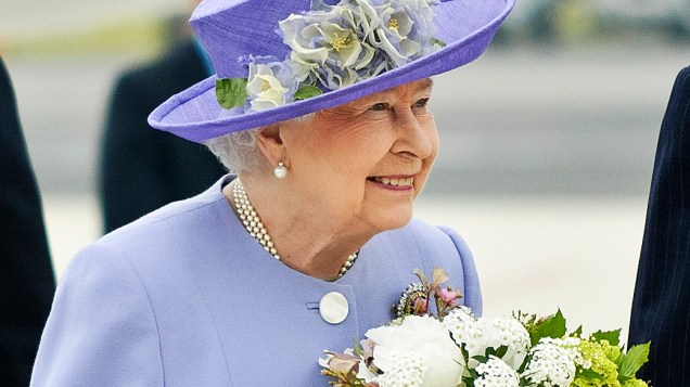 A rainha Elizabeth II foi presenteada com um buquê de flores após desembarcar em Roma
