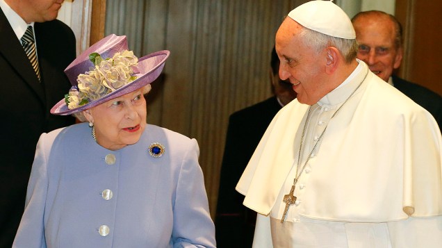 O papa Francisco recebe pela primeira vez no Vaticano, nesta quinta-feira (03), a rainha Elizabeth II, um dia depois do aniversário de 32 anos da guerra das Malvinas entre Argentina e Grã-Bretanha