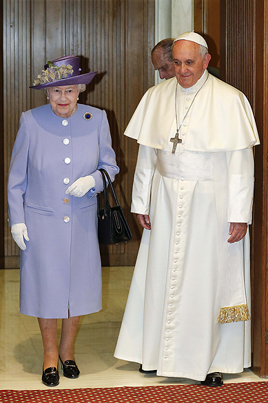 O papa Francisco recebeu pela primeira vez no Vaticano, nesta quinta-feira (03), a rainha Elizabeth II, da Inglaterra