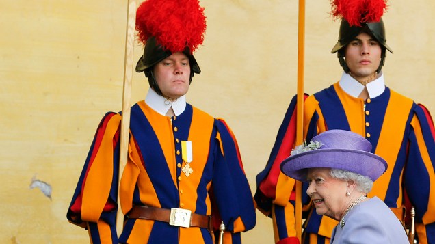 A rainha Elizabeth II foi recebida por guardas de honra em sua chegada à cidade de Roma