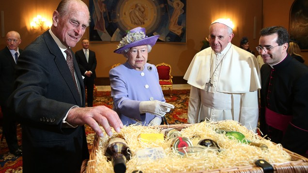O papa Francisco se reuniu pela primeira com a rainha Elizabeth II e o seu marido, o príncipe Philip