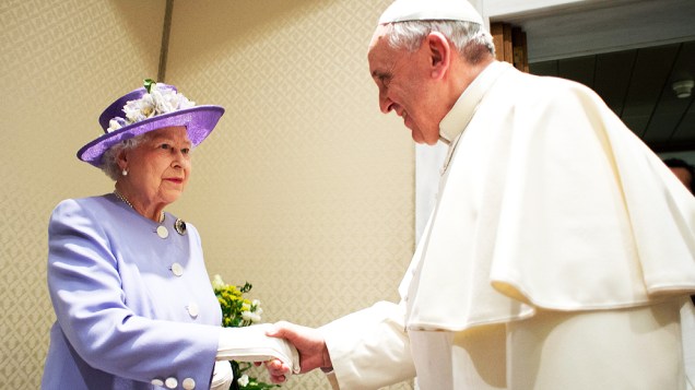 O papa Francisco recebe pela primeira vez no Vaticano, nesta quinta-feira (03), a rainha Elizabeth II da Inglaterra, um dia depois do aniversário de 32 anos da guerra das Malvinas entre Argentina e Reino Unido