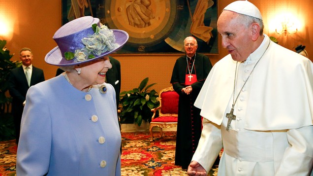 O papa Francisco recebeu pela primeira vez no Vaticano, nesta quinta-feira (03), a rainha Elizabeth II, da Inglaterra