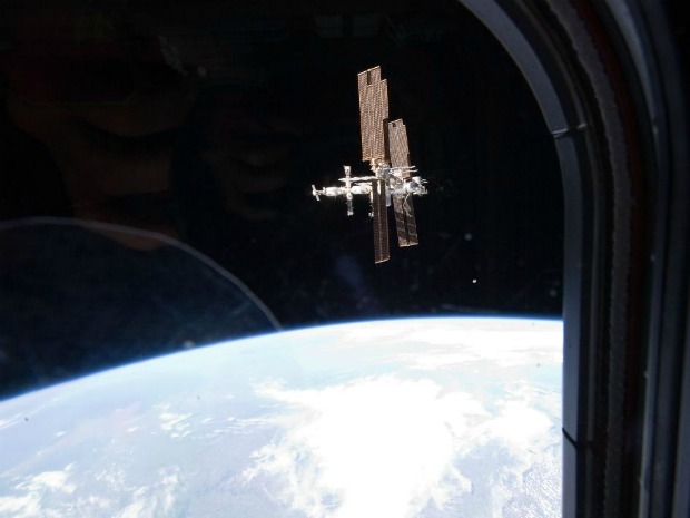 Última vista obtida pela tripulação do Atlantis em relação à Estação Espacial Internacional (ISS)
