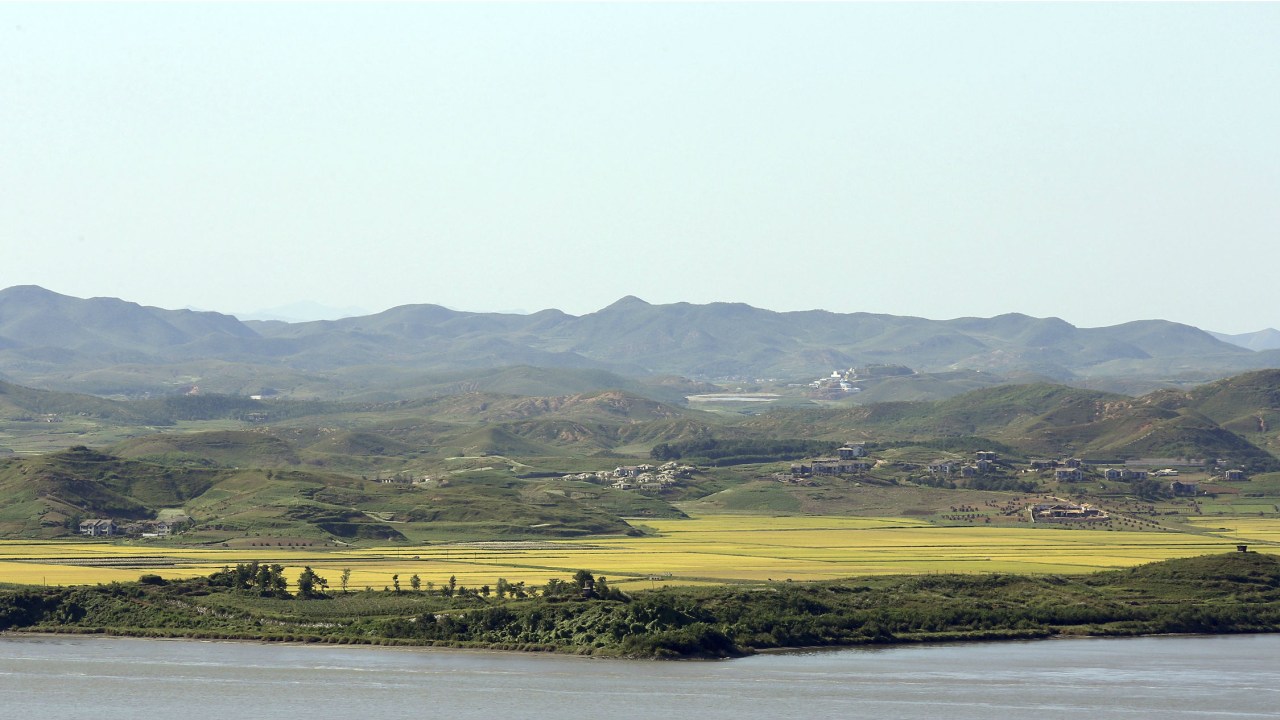 Vista de um vilarejo norte-coreano às margens do rio Imjin
