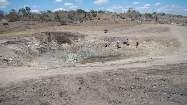 <p>Vista geral do local onde foram encontrados os fósseis e curiosos procurando por ossos pré-históricos</p>