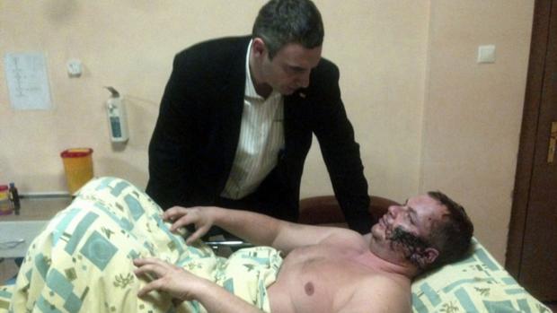 Líder opositor Vitali Klitschko visita Dmytro Bulatov em hospital em Kiev, na Ucrânia