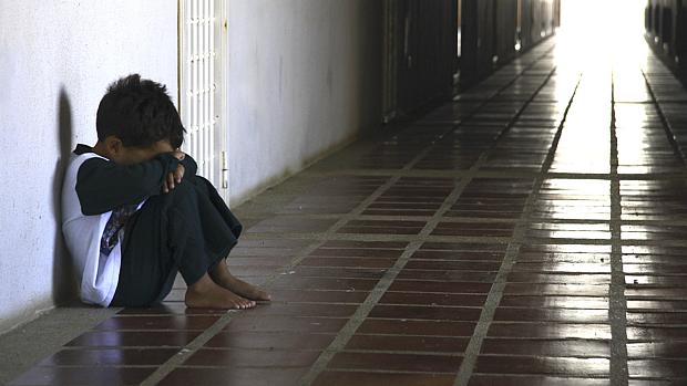 A norma considera bullying "todo ato de violência física ou psicológica, intencional e repetitivo que ocorre sem motivação evidente, praticado por indivíduo ou grupo, contra uma ou mais pessoas"