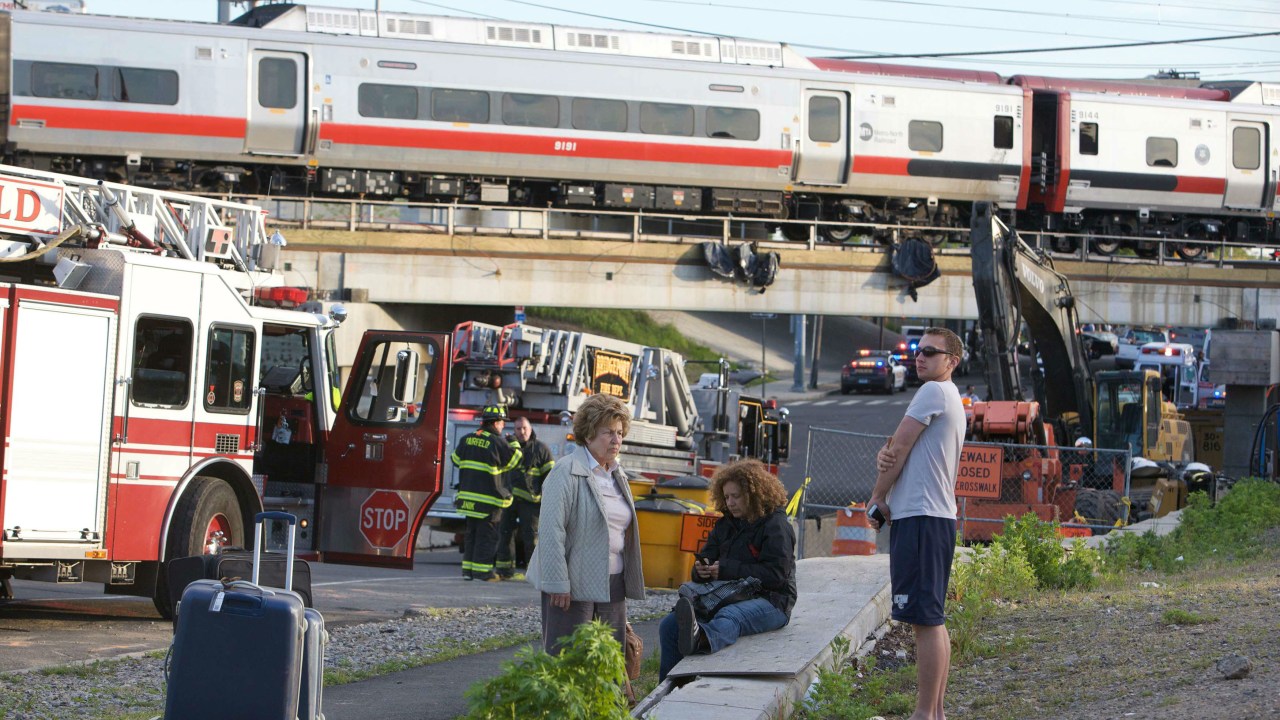 Vítimas são atentidas após colisão de dois trens na cidade de Fairfield, no estado americano de Connecticut