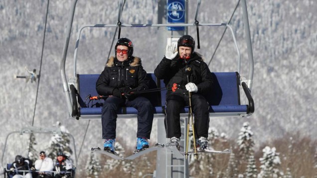 Dimitri Medvedev e Vladimir Putin visitam o resort Rosa Khutor no sul da Rússia durante a Copa Europeia de Esqui, em fevereiro de 2011