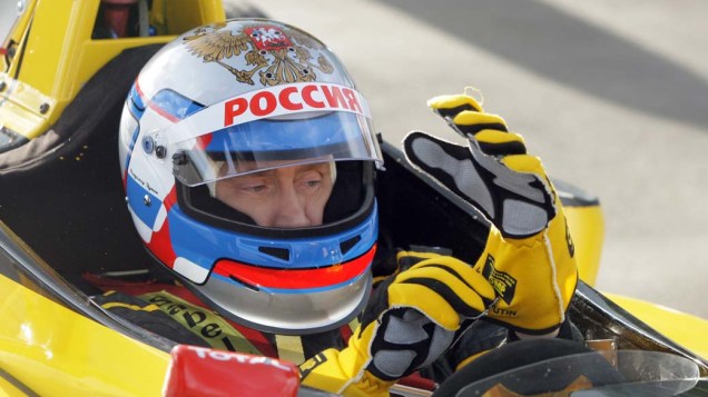 Vladimir Putin antes de conduzir um carro de corrida F1 em São Petersburgo em novembro de 2010