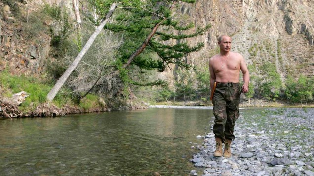 Vladimir Putin caminha ao longo do rio Khemchik na Sibéria em agosto de 2007