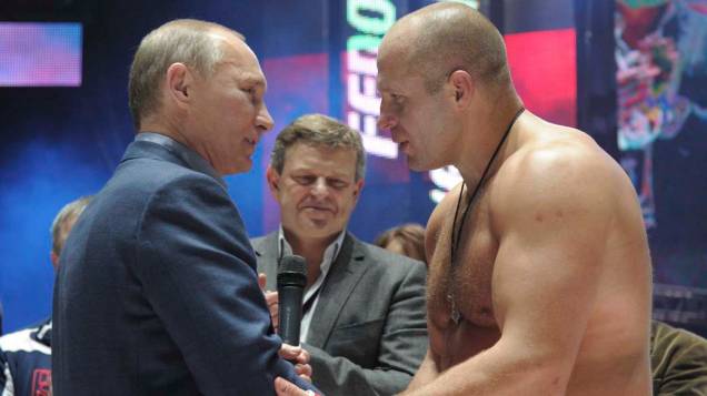 Vladimir Putin parabeniza o lutador de luta de artes marciais Fedor Emelianenko em Moscou, novembro de 2011