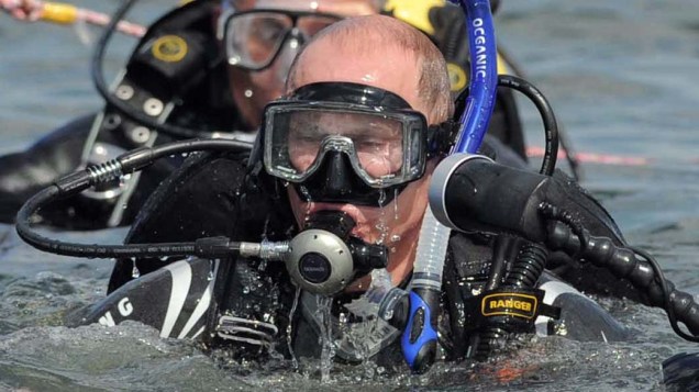 Vladimir Putin após mergulhar na Península de Taman na Rússia em agosto de 2011