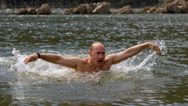 Vladimir Putin em um lago ao sul da Sibéria em agosto de 2009