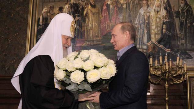 Vladimir Putin presenteia com flores Cirilo I, o bispo ortodoxo da Rússia, no seu 65º aniversário em Moscou, novembro de 2011