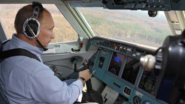 Vladimir Putin em aeronave que combate a incêndios na Rússia, agosto de 2010