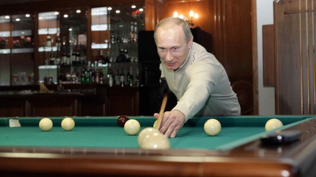 Vladimir Putin joga bilhar em um resort em Sóchi no Mar Negro em dezembro de 2010