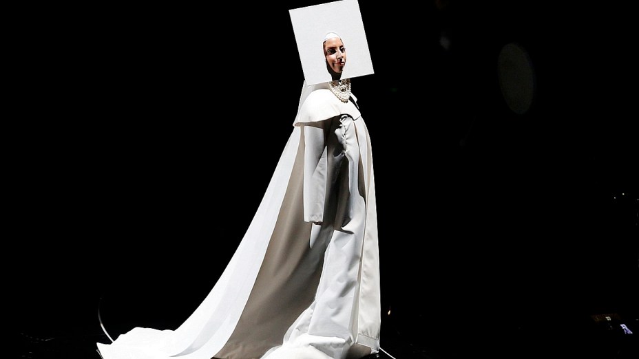 Lady Gaga aparece no palco do Video Music Awards 2013