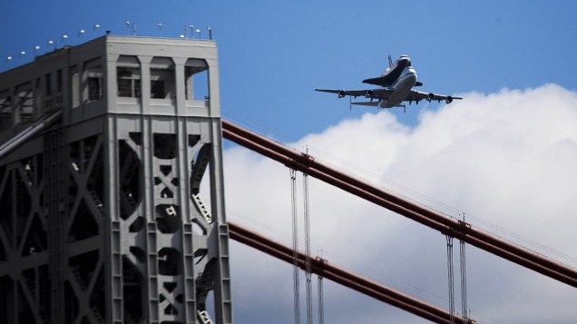 Ônibus espacial Enterprise, sobrevoa a ponte George Washington viajando sobre um porta-aviões 747