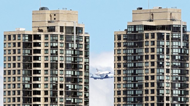 Ônibus espacial Enterprise, sobrevoa o Jersey City skyline viajando sobre um porta-aviões 747