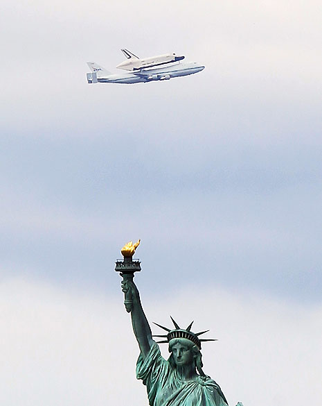 Ônibus espacial Enterprise, sobrevoa a Estátua da Liberdade