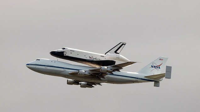 Ônibus espacial Enterprise, sobrevoa Nova York viajando sobre um porta-aviões 747