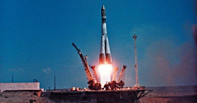 <p><strong>12 de abril de 1961</strong> – Lançamento do foguete Vostok 1 com o cosmonauta russo Yuri Gagarin a bordo da primeira viagem tripulada ao espaço</p>