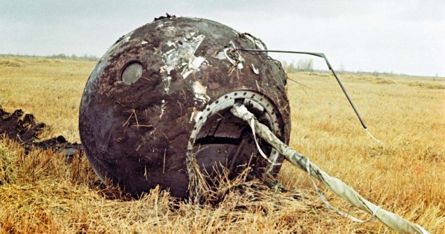 <p><strong>12 de abril de 1961</strong> – Cápsula da Vostok 1 no local do pouso a 700 km a sudeste da cidade de Moscou na Russia,  após a primeira viagem tripulada ao espaço que durou cerca de 148 minutos.  A cápsula pousou vazia, já que o cosmonauta russo Yuri Gagarin fez um salto de paraquedas a uma altitude de 7.000 metros</p>