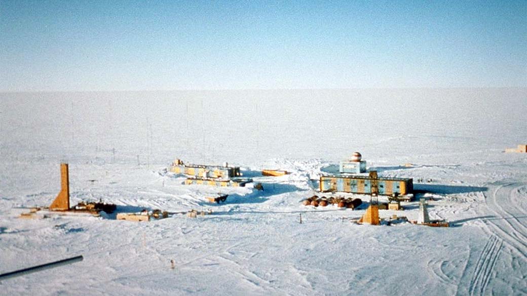 Estação Vostok, na Antártida, onde cientistas russos escavam para encontrar o lago com a água mais antiga na Terra