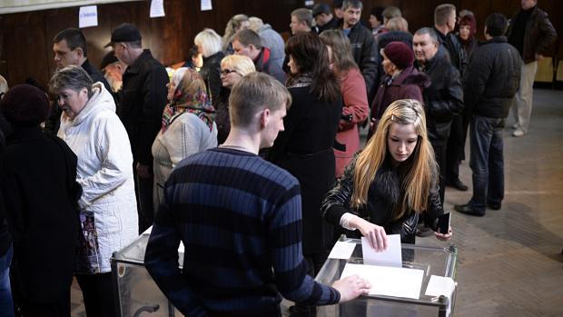 População da Crimeia vota em referendo na região de Bakhchysarai