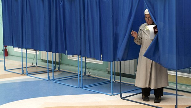 Mulher vota nas eleições parlamentares em Kiev, no último domingo